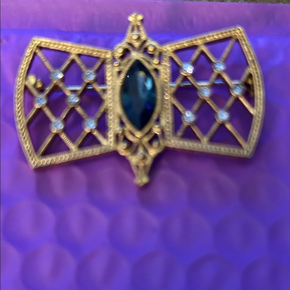 Source Unknown Jewelry - Gold-tone Filigree Brooch with Dark Blue Center Stone and 12 tiny crystals